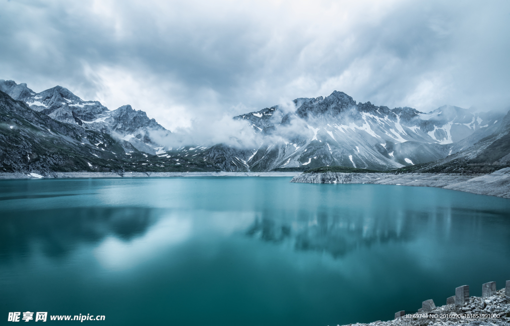 雪山湖泊