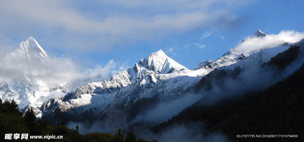 蓝天雪山实拍高清