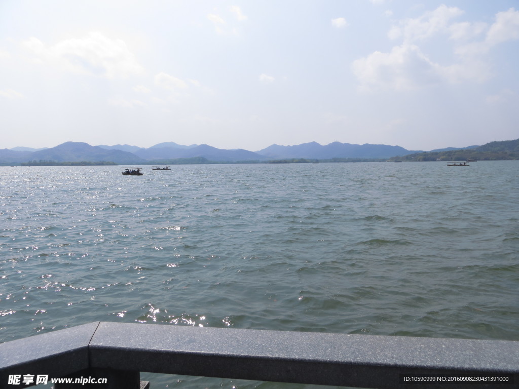 一湖春水