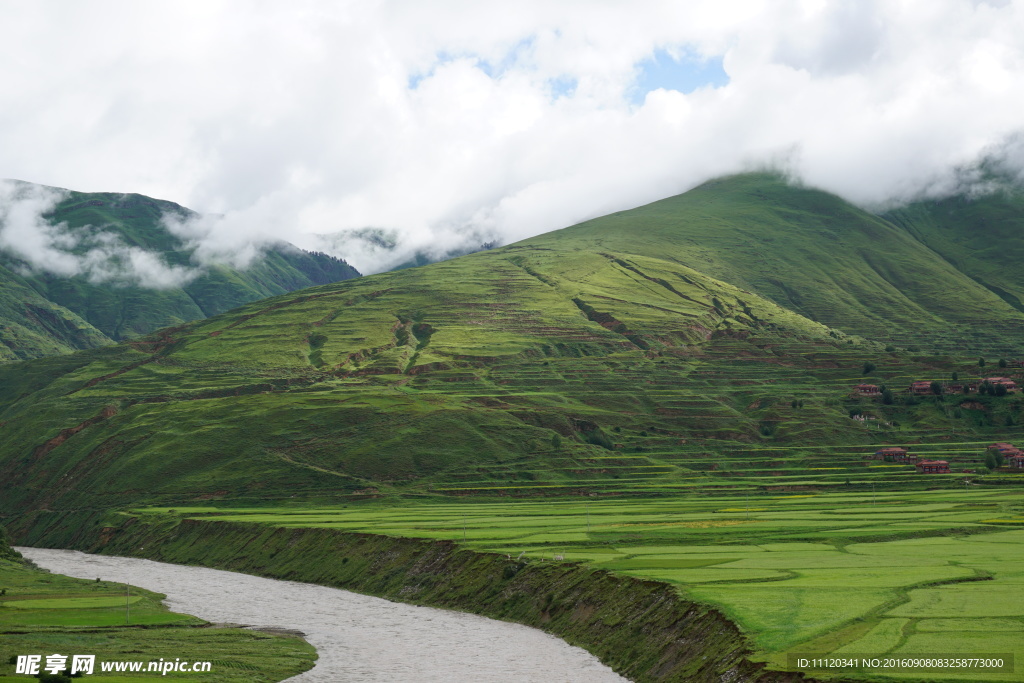 云雾缭绕的大山美景