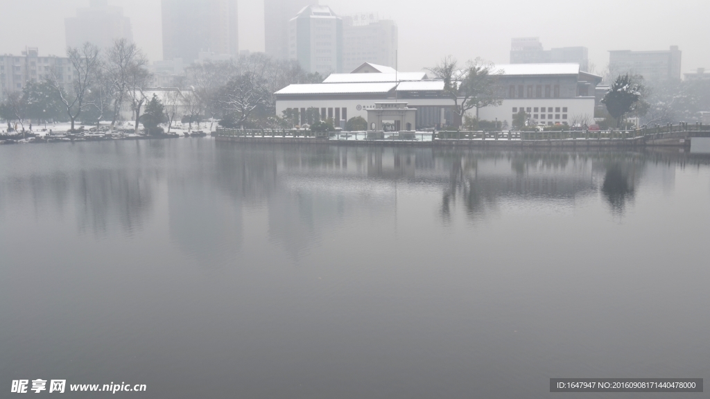 月湖雪景