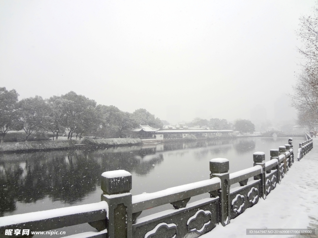 月湖雪景