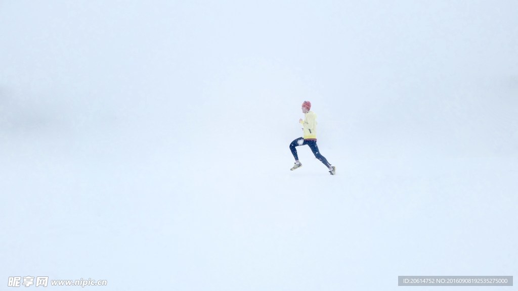 雪地中奔跑的人