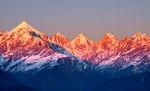 夕阳下的雪山