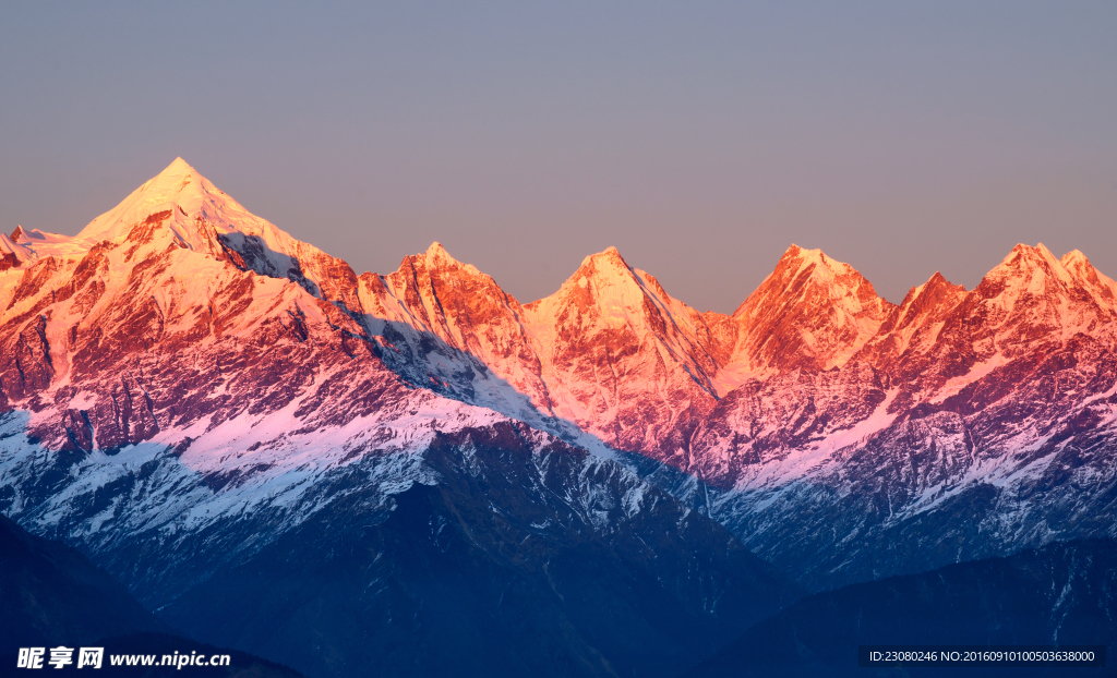 夕阳下的雪山