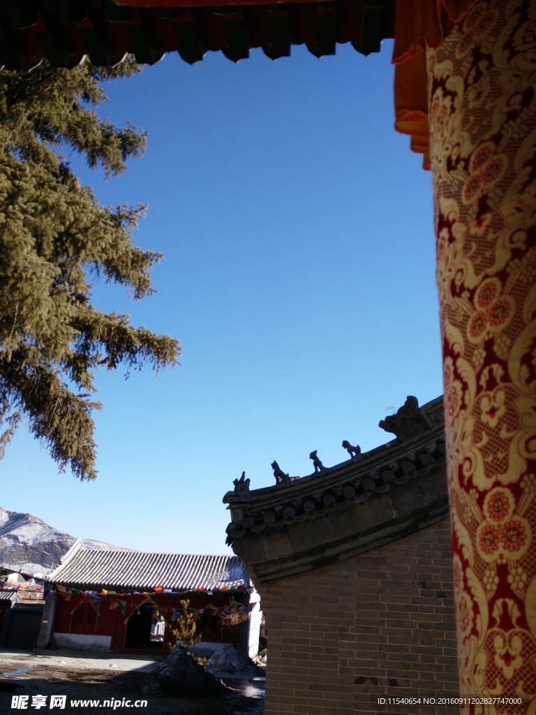 庙旁边的蓝天