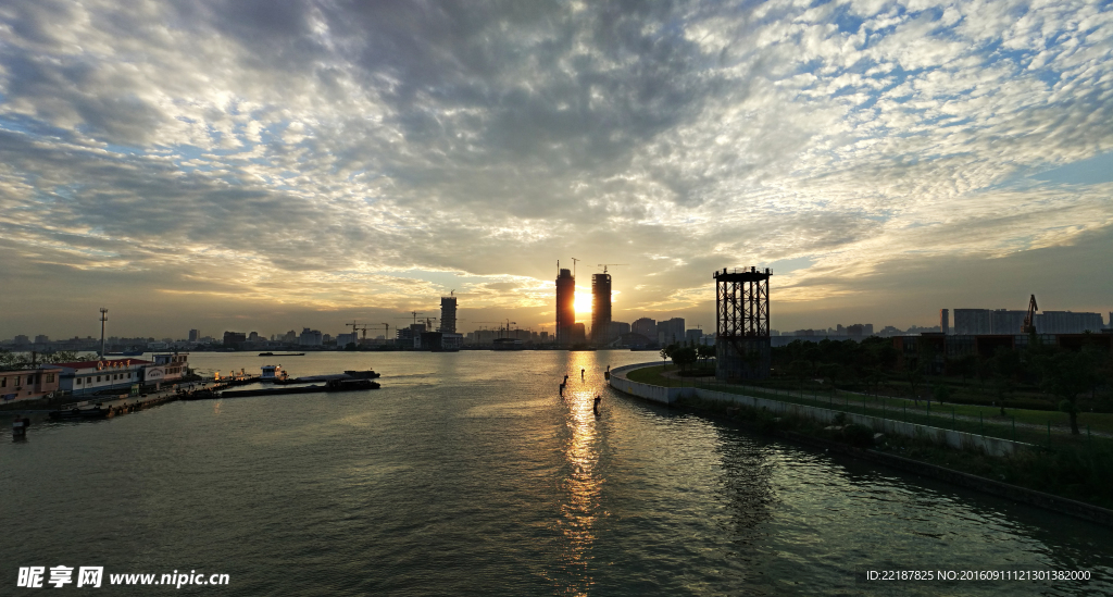 夕阳残照黄浦江