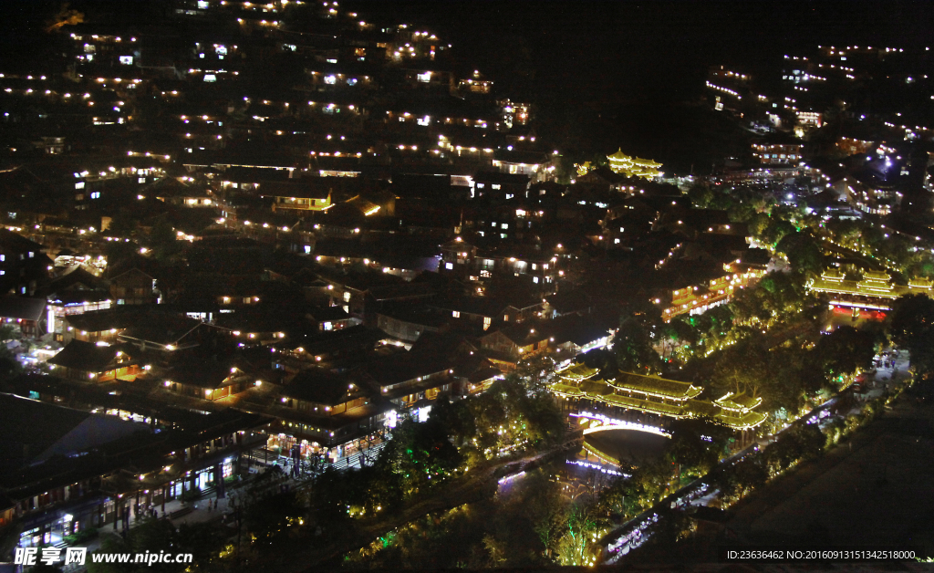 满山吊脚楼民居夜景图