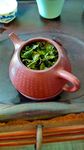 泡开绿茶叶的紫砂壶竖版