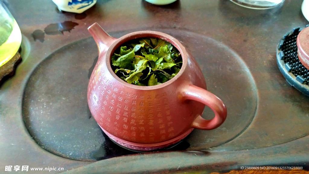 泡开绿茶叶的紫砂壶横版