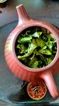 紫砂壶里泡开的绿茶叶