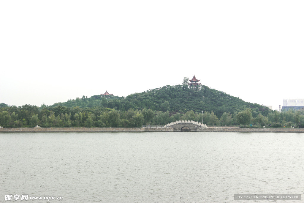 龙启山