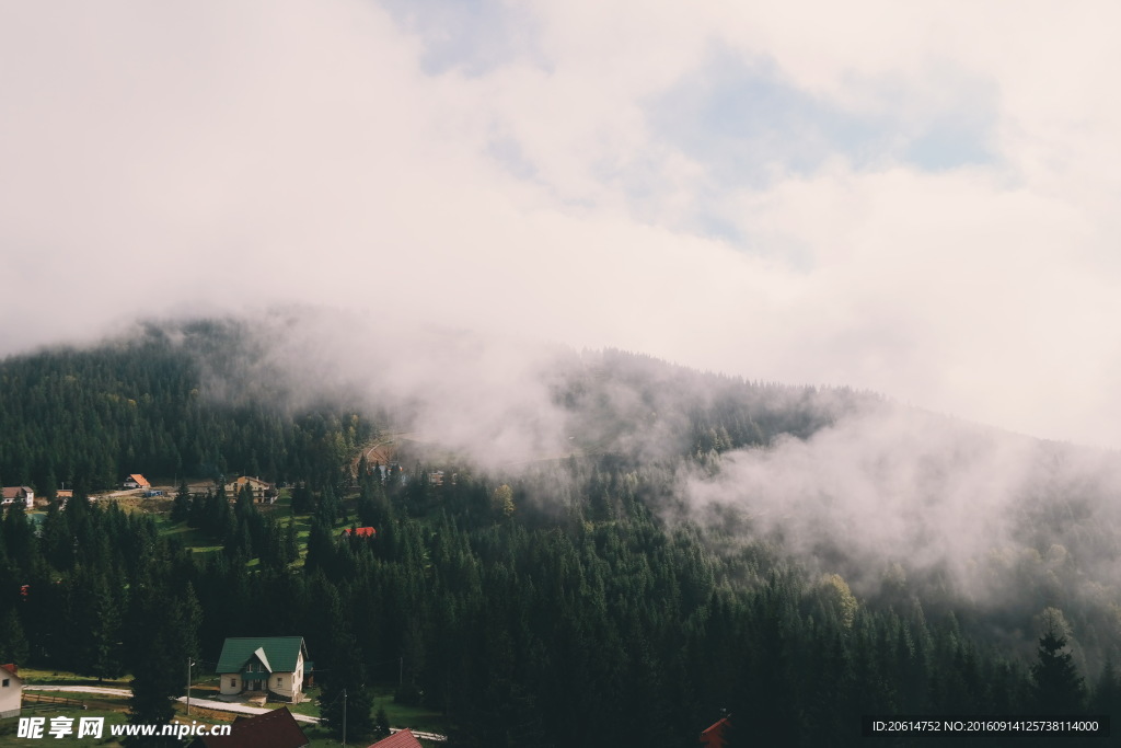 云雾缭绕的山村