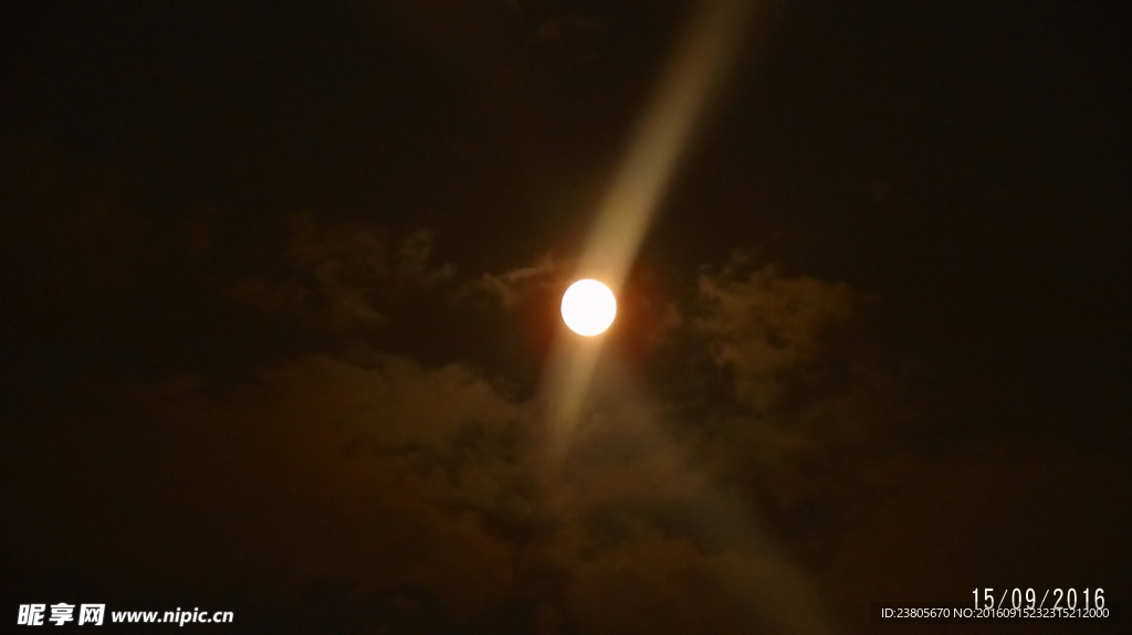 明月洒夜空