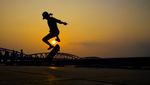 夕阳下的滑板少年