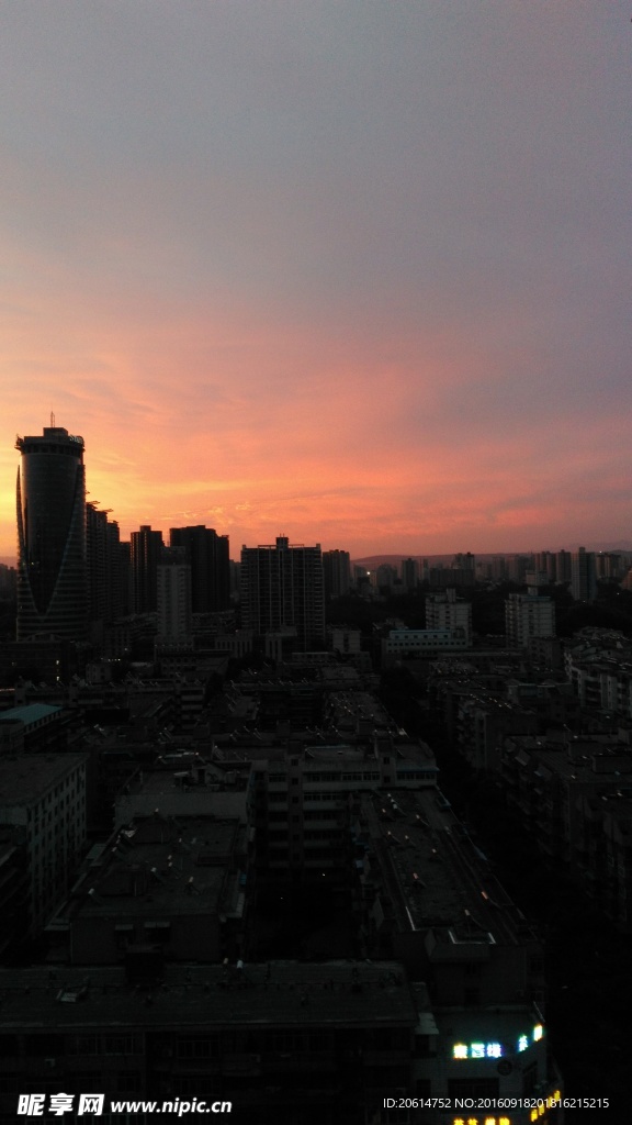 夕阳下的城市风采