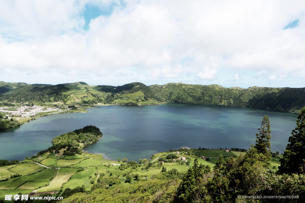 山环水绕的风景