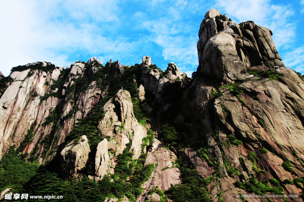 蓝天下的山峰