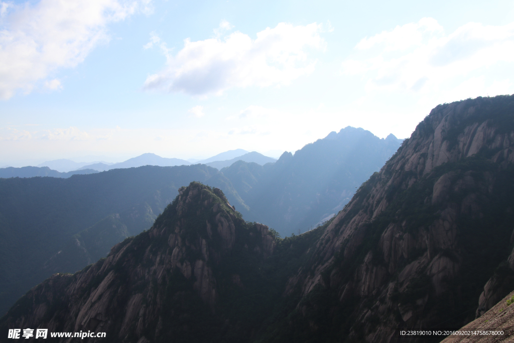 蓝天下的群山