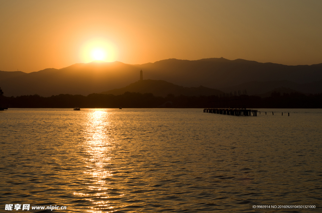 湖光晨景