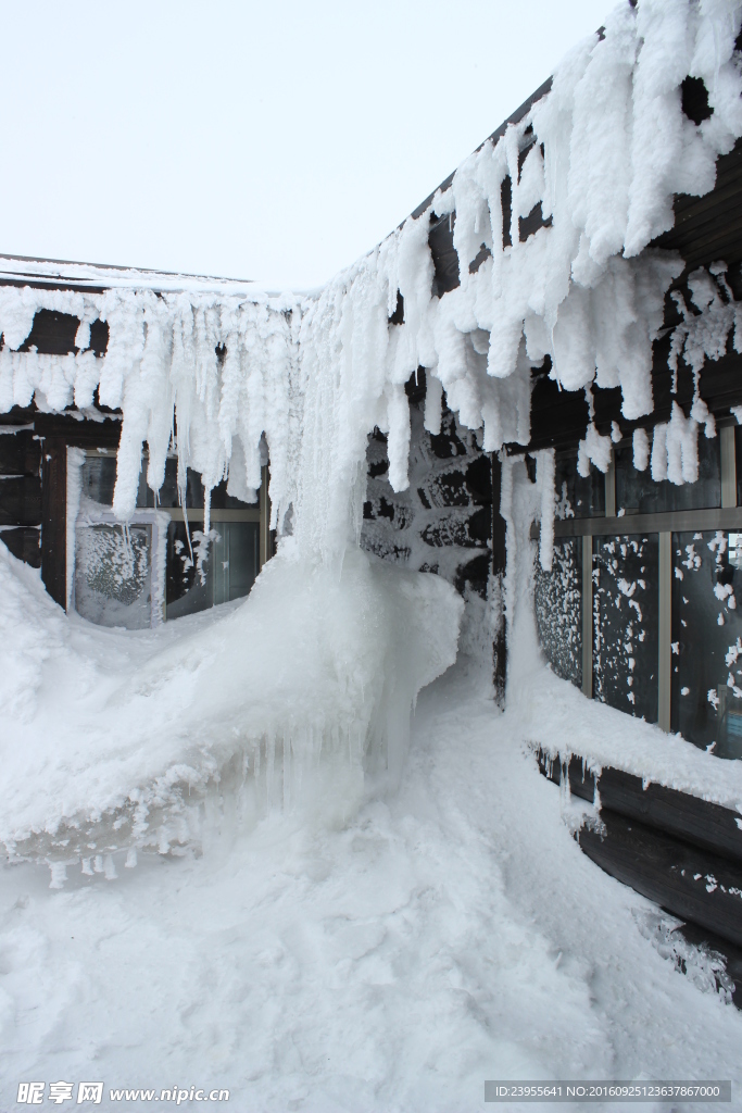 雪山中的小木屋