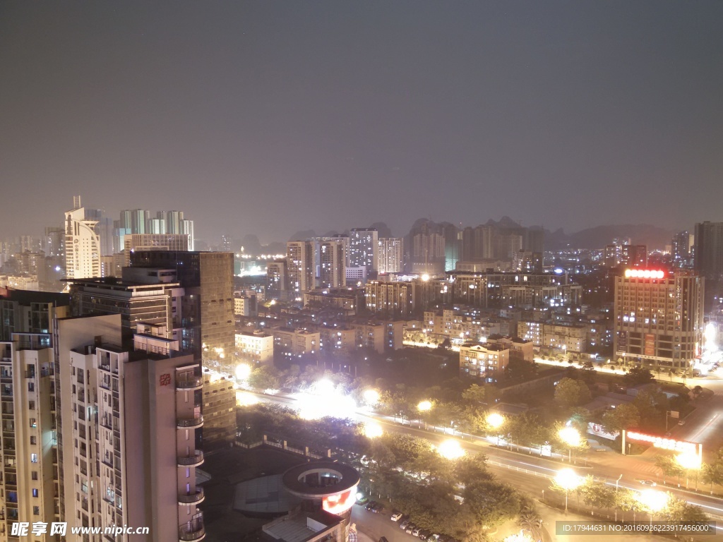 城市繁荣的夜景