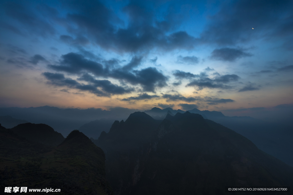 夜色下的山峰