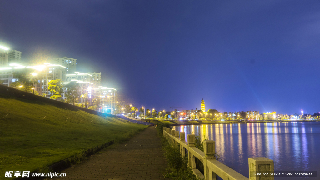 繁华都市江边夜景