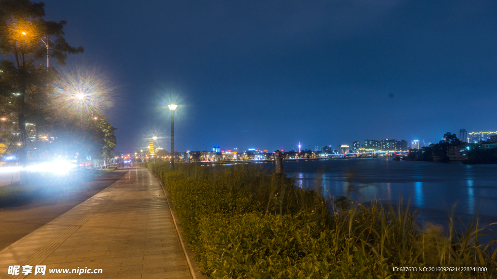 城市江边步道灯光夜景