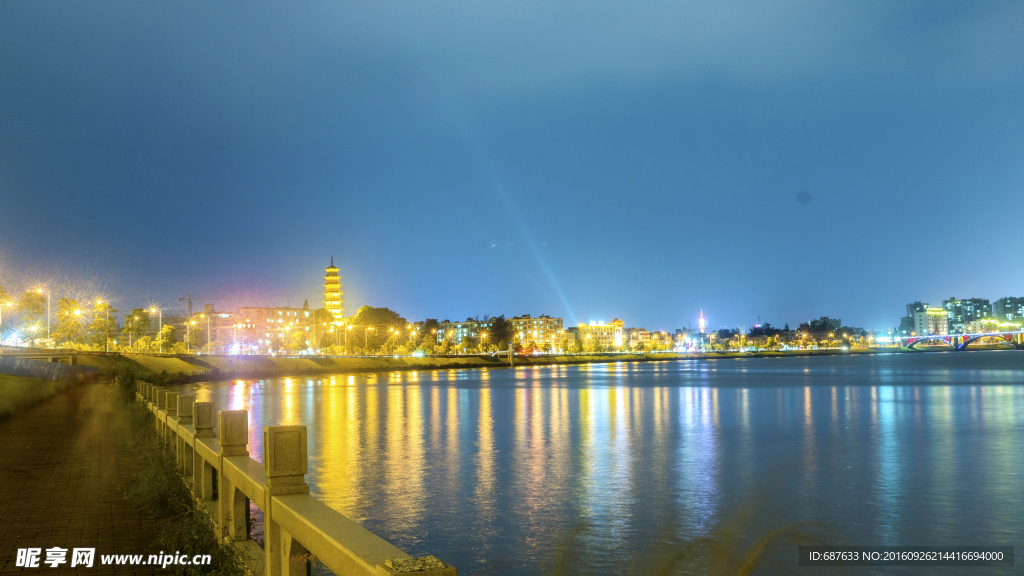 城市江边夜景