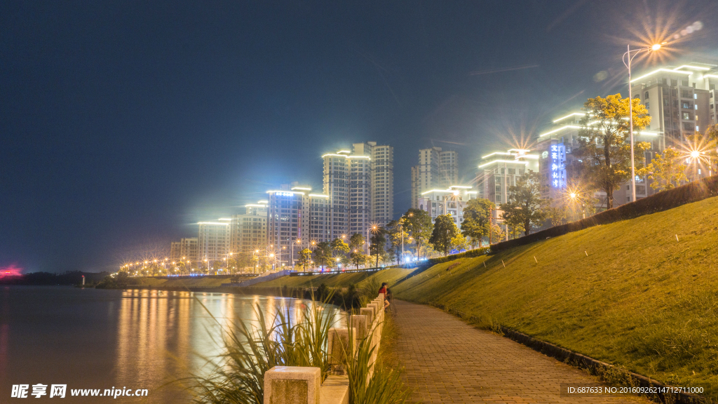 河源紫金桥江边小区夜景