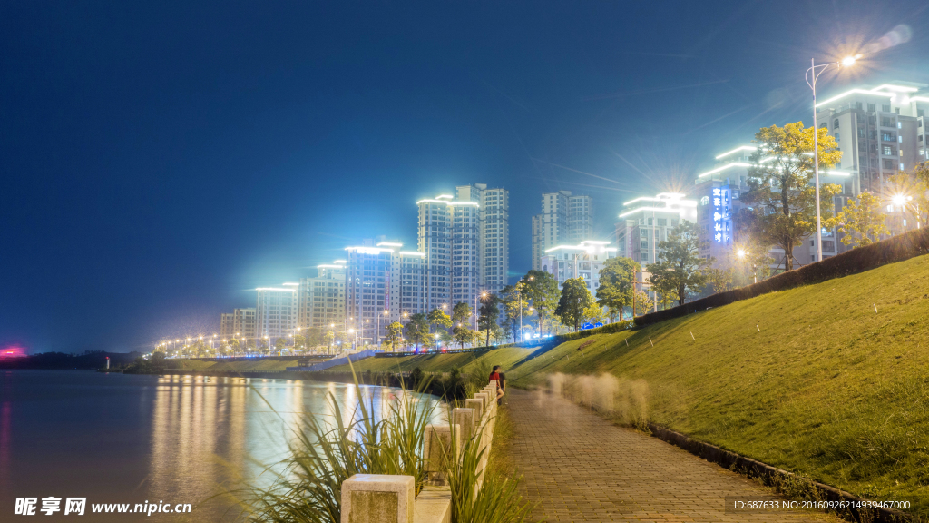 山水城市江边小区夜景