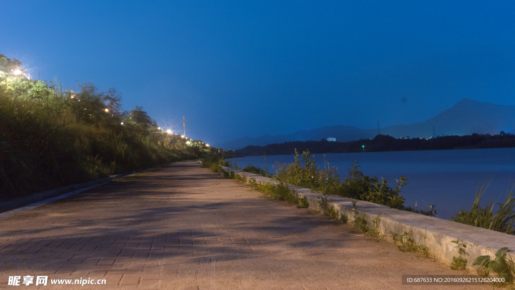 桥北公园江边步道灯光夜景