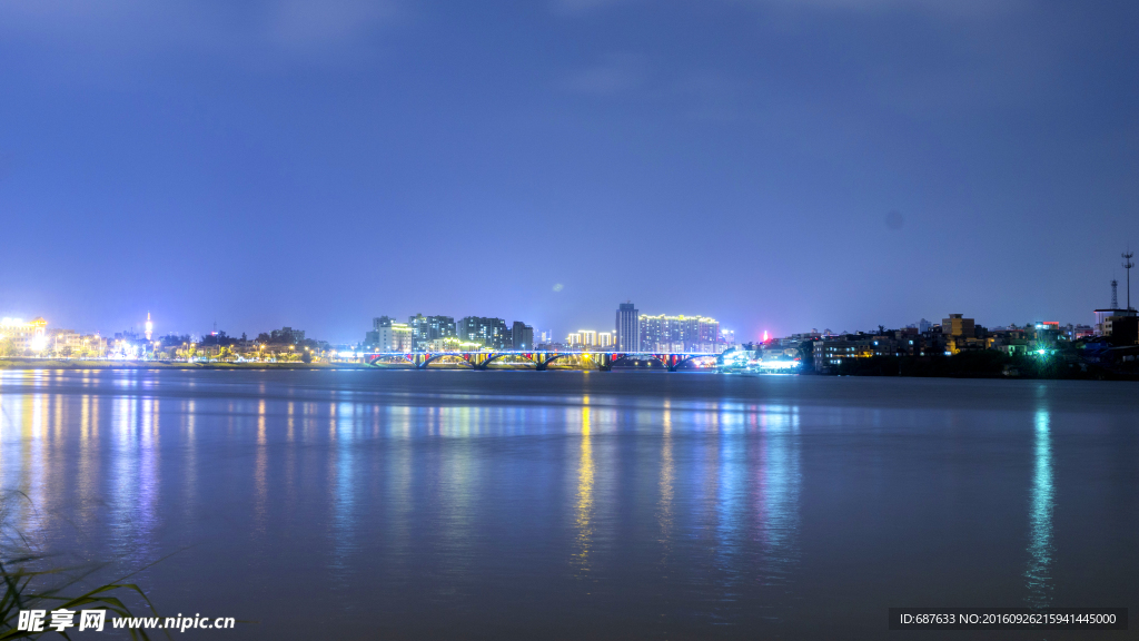 城市江边夜景