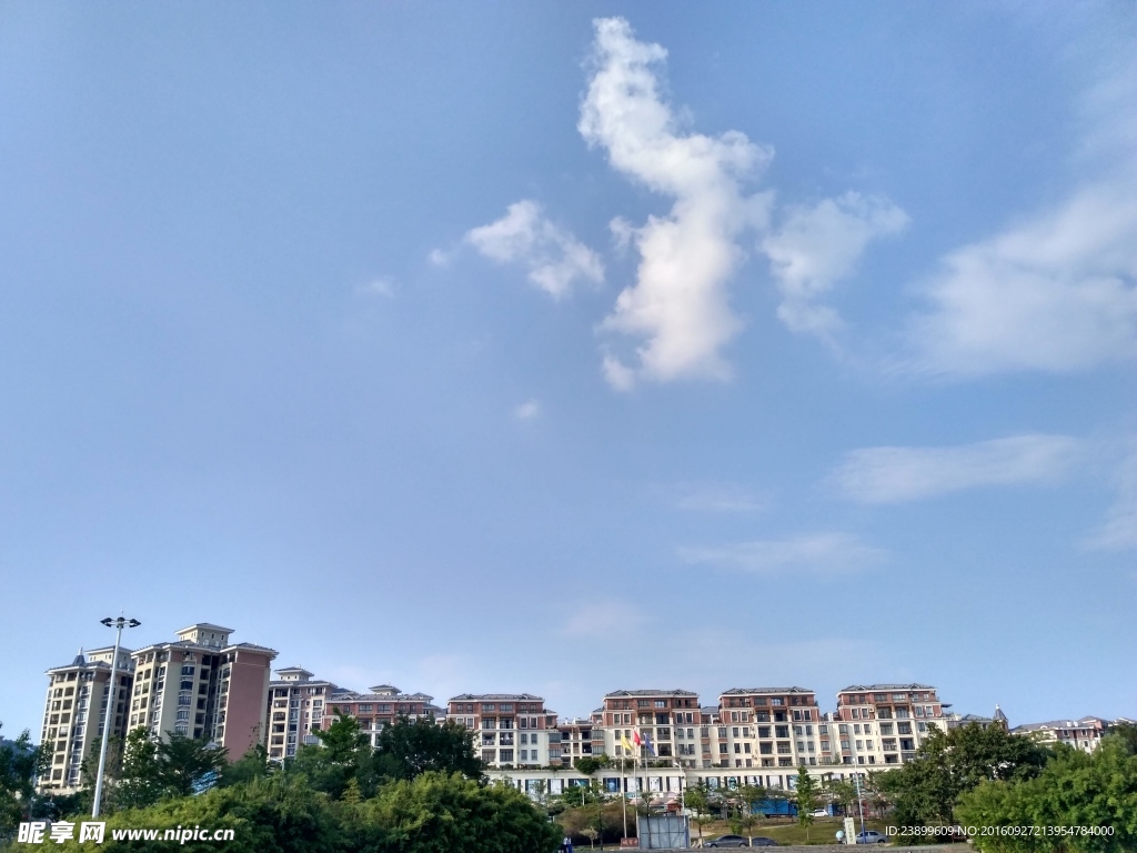 楼群上的蓝天白云
