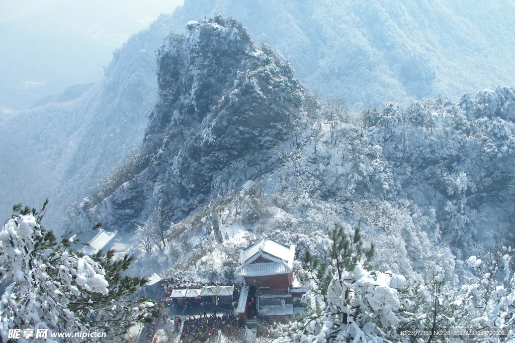 银装素裹武当山