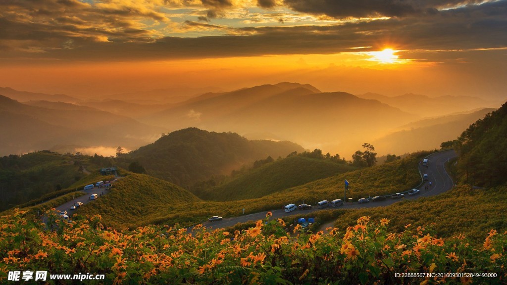 山峰云层透阳光