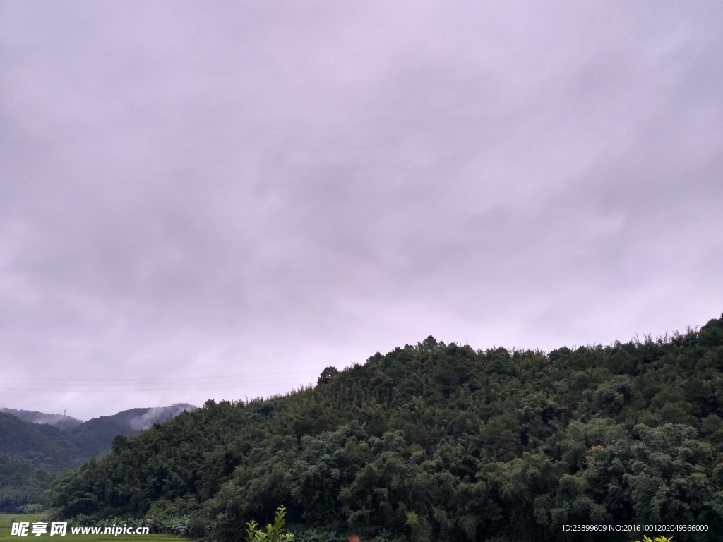 山顶雨雾
