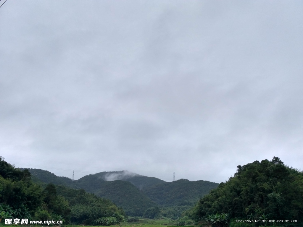 山顶雨雾