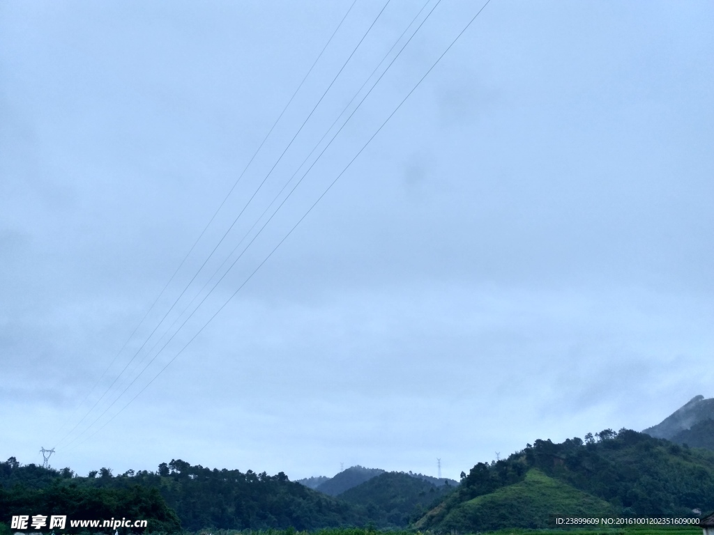 山顶雨雾