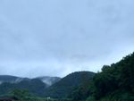 山顶雨雾