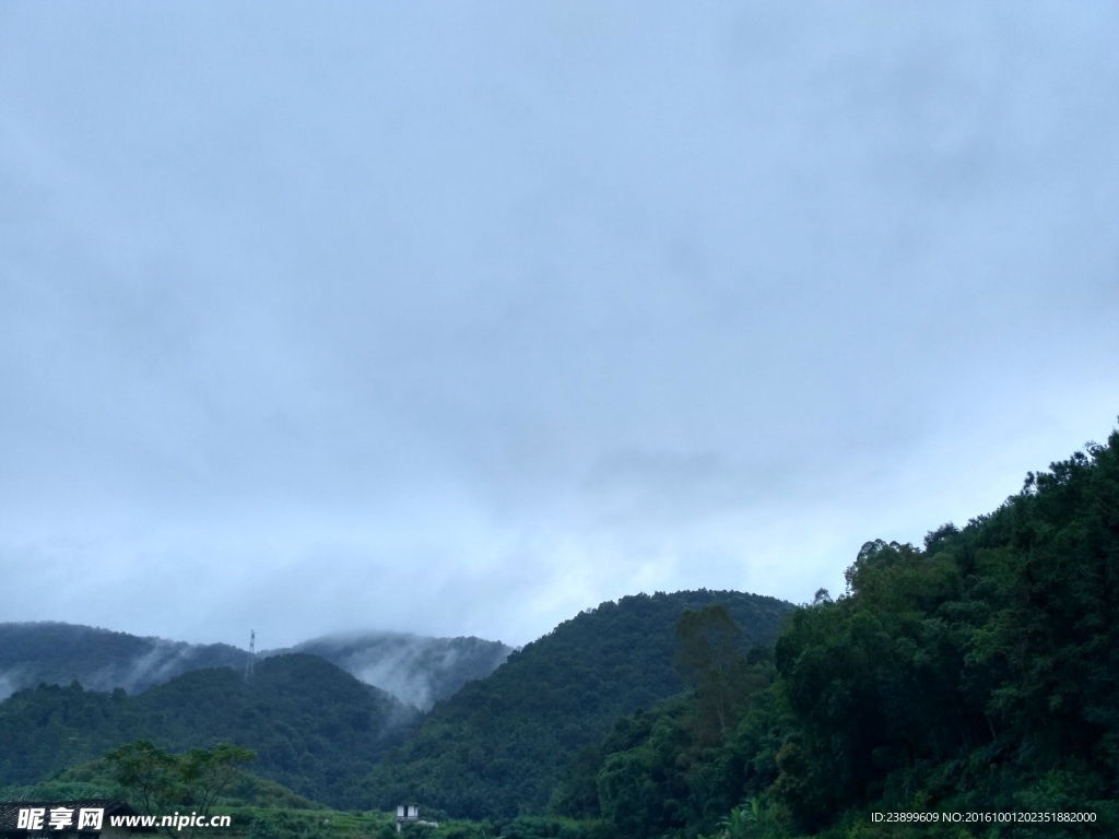 山顶雨雾