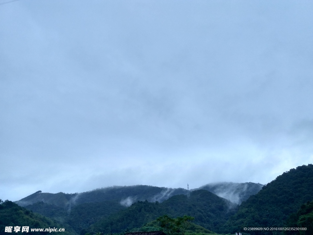 山顶雨雾