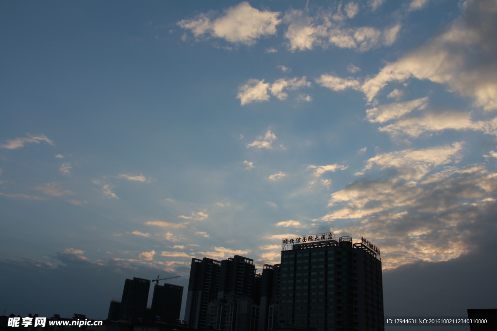 夕阳的蓝天