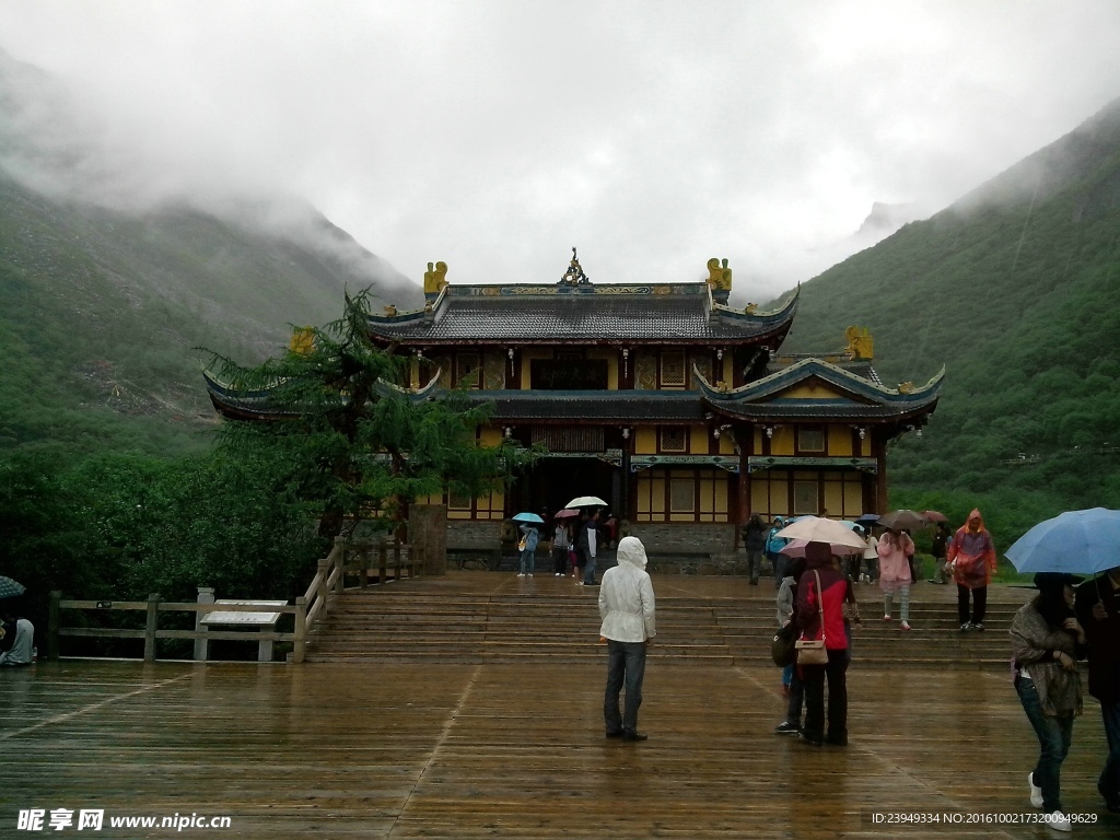 雨中的亭台楼阁