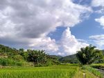 多云天气的山川田野