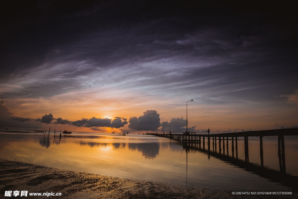 夕阳下的河流