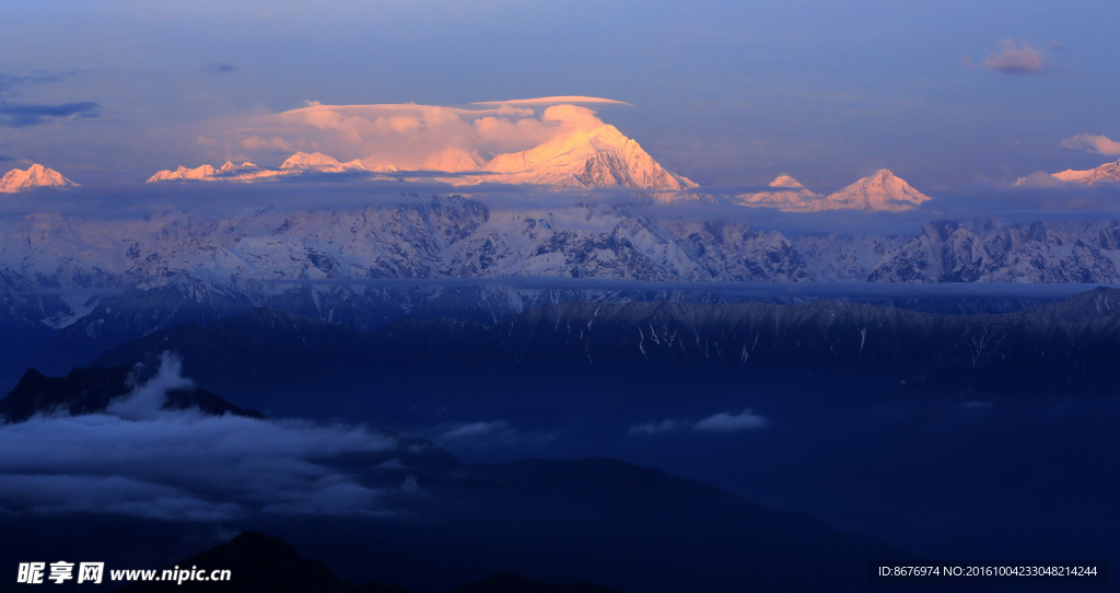 云层雪山