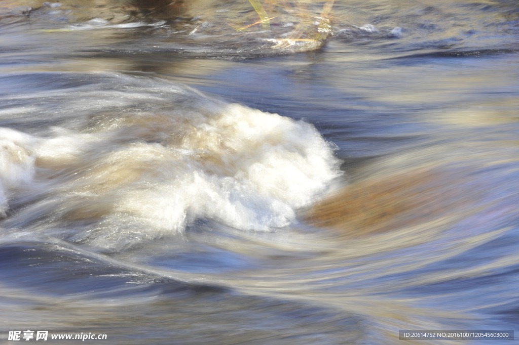 翻滚的河水