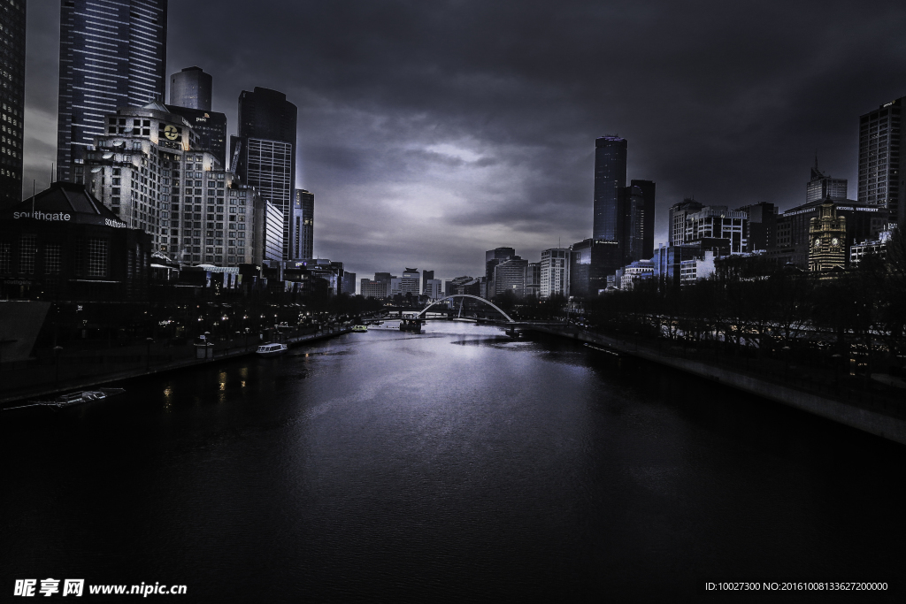 现代时尚城市运河夜色背景